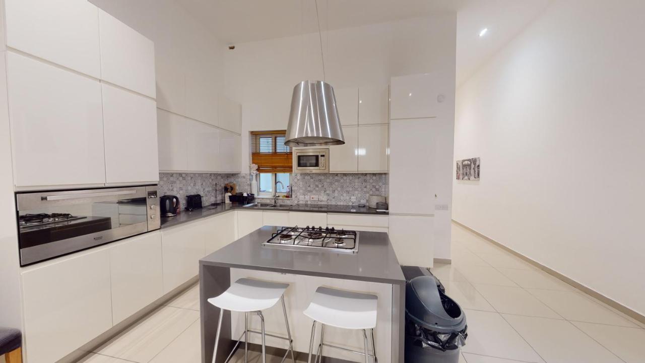 Spacious 3 Bedroom Maisonette สลีมา ภายนอก รูปภาพ